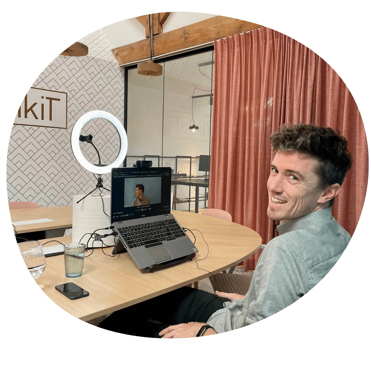 Een expert van een klant wordt op afstand geïnterviewd door Maxiality, met ringlamp en laptop